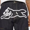 Pantaloni de tâmplar din denim cu Running Dog alergând pe marginea țesăturii