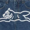 Pantaloni din denim cu două buzunare și câine alergând