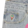 Pantaloni din denim cu două buzunare și câine alergând