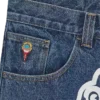 Pantaloni din denim cu două buzunare și câine alergând