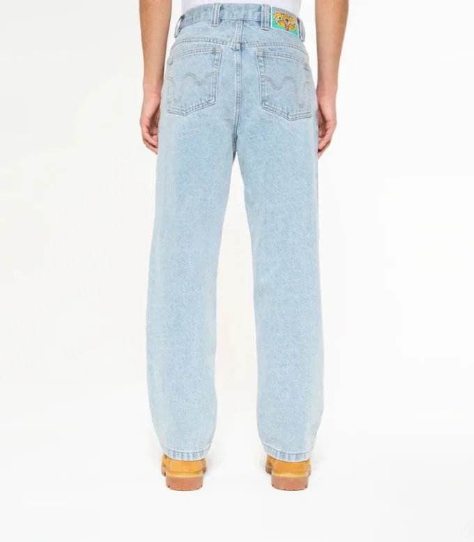 Pantaloni din denim cu două buzunare și câine alergând