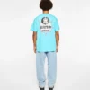 Tricou cu insignă roz